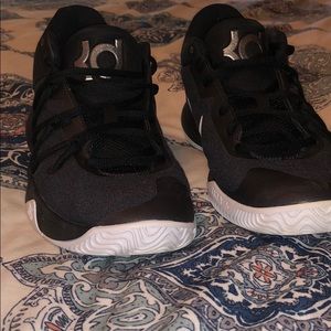 Basketball shoes
